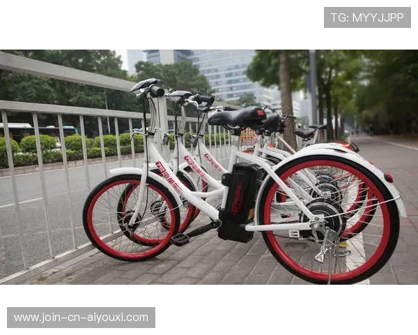 自行车选手换车失败却骑坏车冲线